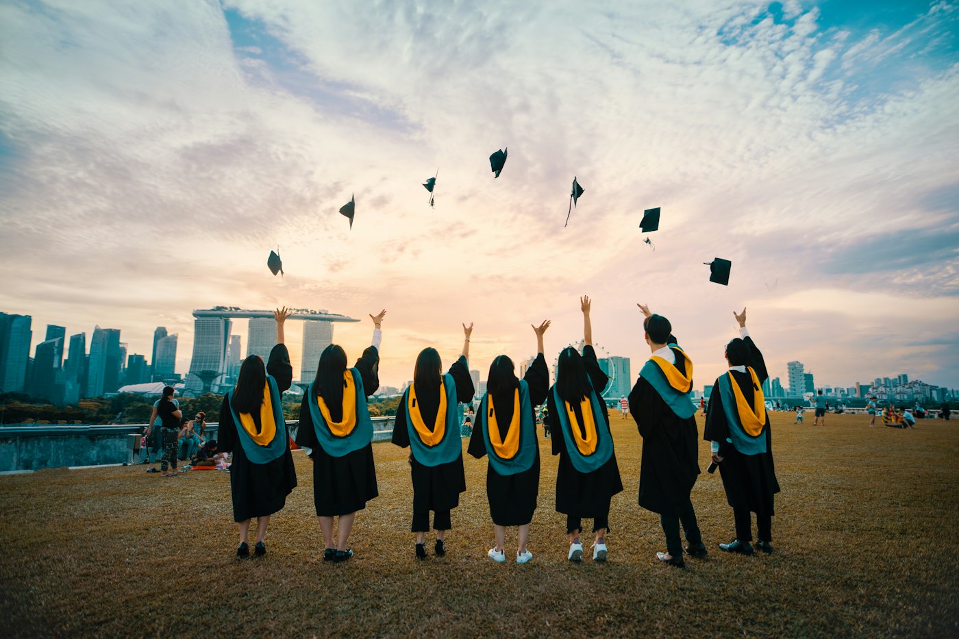 Étudiants diplômés lançant leur toque